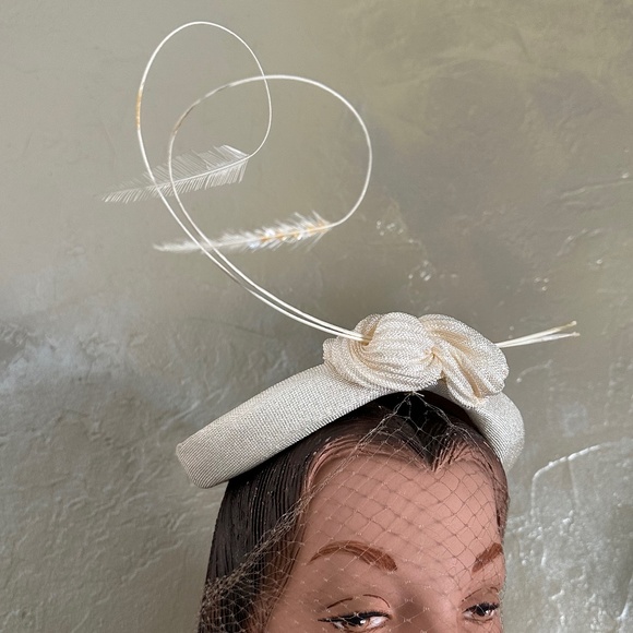 FASHIONABLE 1950s\' OFF-WHITE FABRIC CAP WITH FEATHER QUILL TRIM + VEIL main image 13